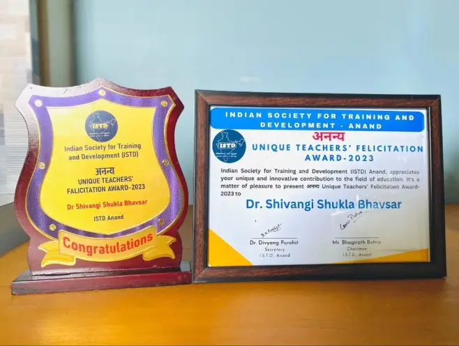 Dr. Shivangi Shukla Bhavsar receiving the Ananya – Unique Teachers’ Felicitation Award 2023 from ISTD.